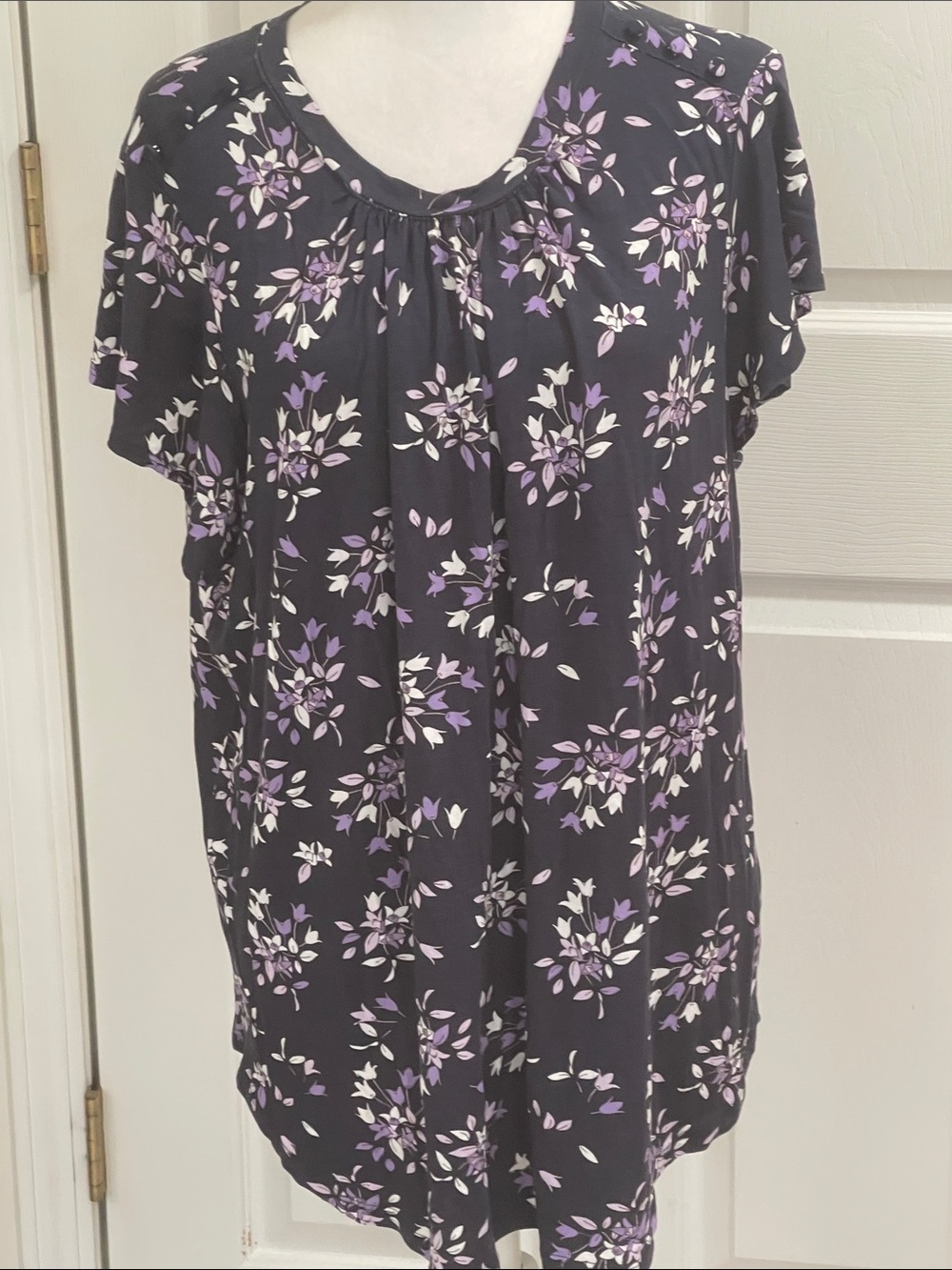 Liz Claiborne Women’s Black Floral Short-Sleeve Top with Lilac Accents SZ 1X